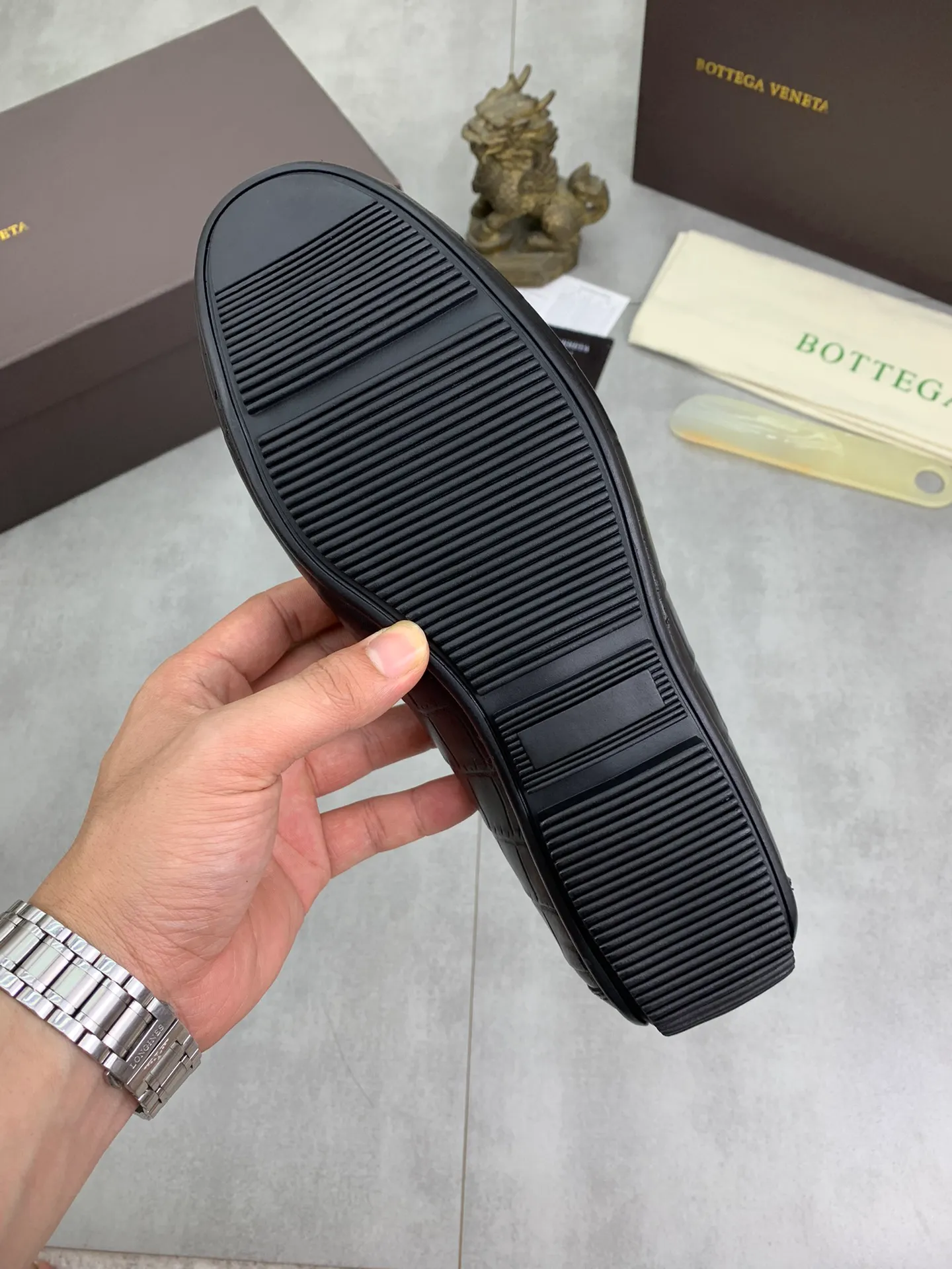 Men's shoes 💰P420 [New model] Water-dyed Niuli 💰High-quality business beanie shoes 💎💎💎 BOTTEGA VENETA official website synchronizes the latest top version of BV in the market, accepts material comparison, shoe type comparison, process comparison, practical and texture, versatile, suitable for any occasion, the more you look at it, the more it tastes. Purely hand-woven craftsmanship - Upper material, Italian 🇮🇹 imported crocodile pattern calfskin - High-quality water-dyed cowhide lining - Original private model customized outsole -Size: 39-44 (38 45 can be customized) Color: black or brown optional